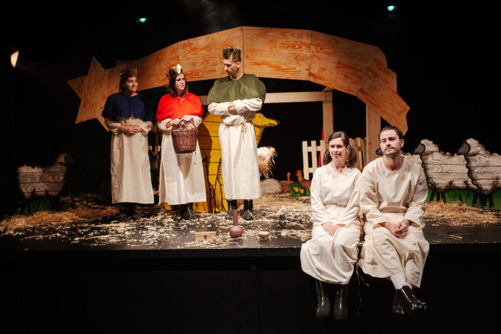 foto-pujdem-spolu-do-betlema-divadlo-scena-07